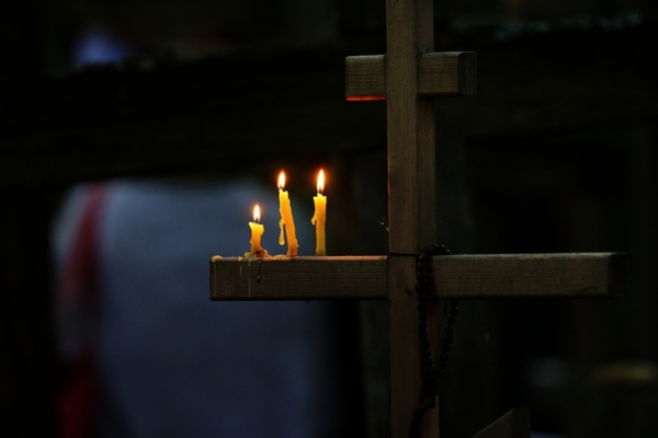 Św. Góra Grabarka, palące się świece na krzyżu w Św. Górze Grabarce, Piotr Filipik